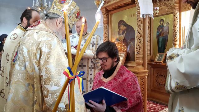 IPS Arhiepiscop Pimen, la Mitocu Dragomirnei: „Cuvintele de învățătură ale mamei și ale tatălui se înrădăcinează în sufletele copiilor”