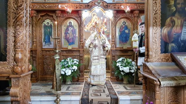 Liturghie arhierească la „Biserica dorneană de sub Runc”