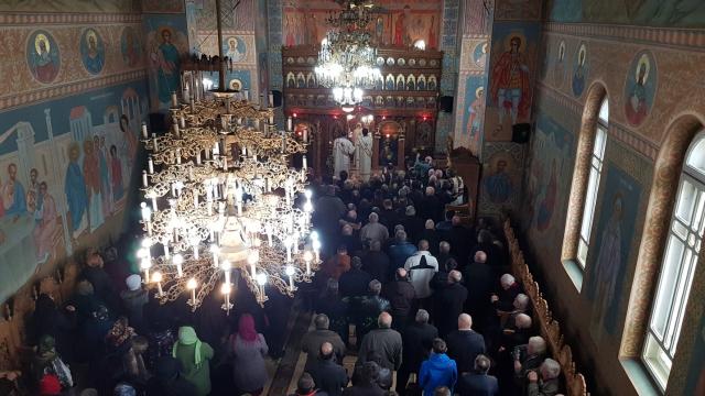 Liturghie arhierească la „Biserica dorneană de sub Runc”