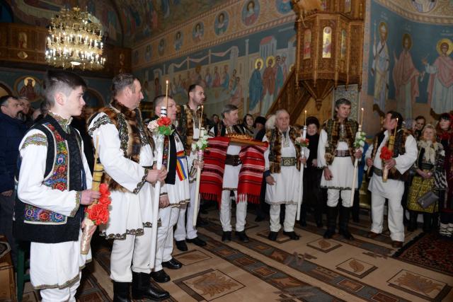 Liturghie arhierească la „Biserica dorneană de sub Runc”