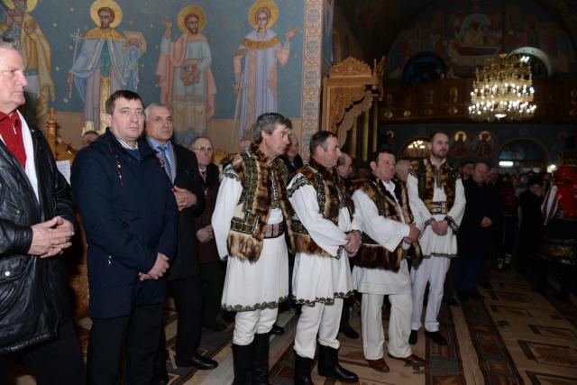 Liturghie arhierească la „Biserica dorneană de sub Runc”