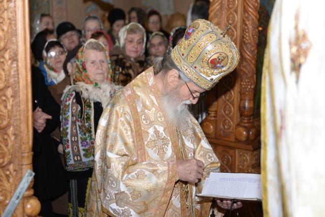 Liturghie arhierească la „Biserica dorneană de sub Runc”