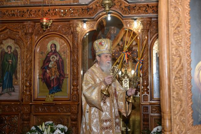 Liturghie arhierească la „Biserica dorneană de sub Runc”