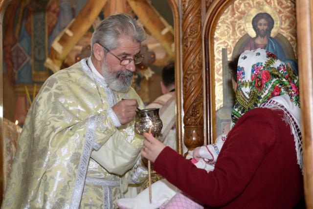 Liturghie arhierească la „Biserica dorneană de sub Runc”