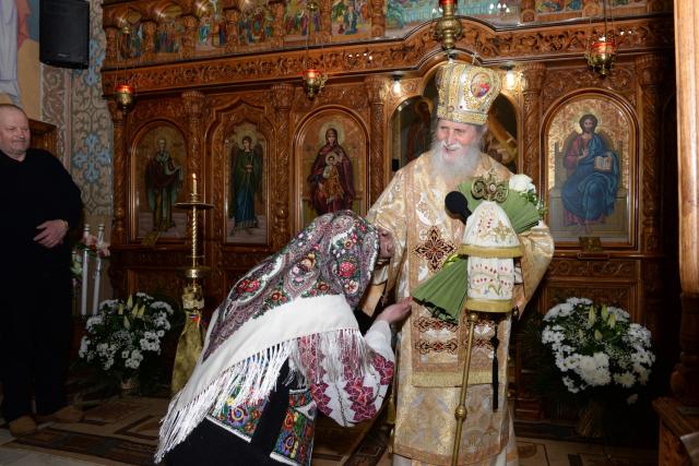 Liturghie arhierească la „Biserica dorneană de sub Runc”