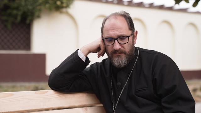 (Video) Părintele Constantin Necula: „Îi pasăm pe copii în fața televizorului și aproape că-i uităm acolo”