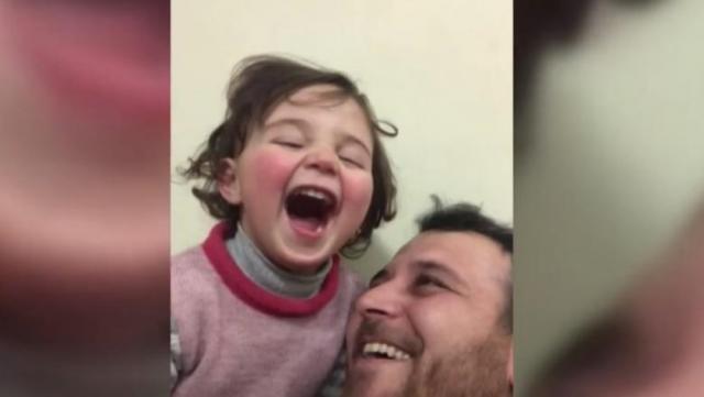 Un tată din Siria a inventat un joc pentru a-și proteja fiica în timpul atacurilor cu bombă