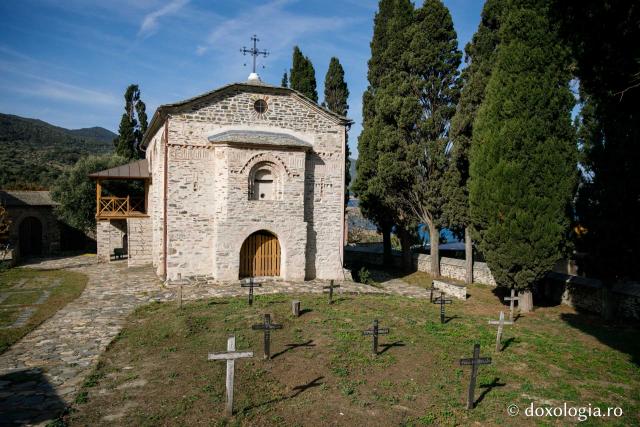 Cimitirul și paraclisul cimitirului de la Mănăstirea Vatoped