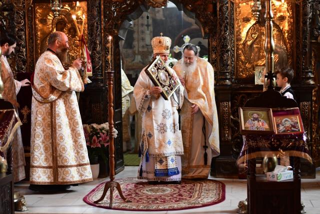 Două Sfinte Liturghii în aceeași incintă, la Mănăstirea „Sfântul Ioan cel Nou de la Suceava”