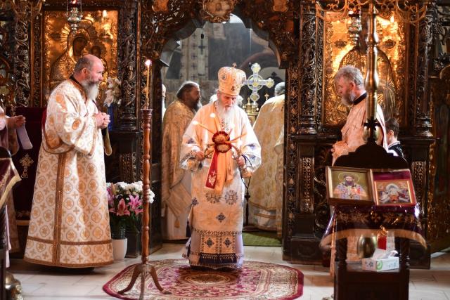 Două Sfinte Liturghii în aceeași incintă, la Mănăstirea „Sfântul Ioan cel Nou de la Suceava”