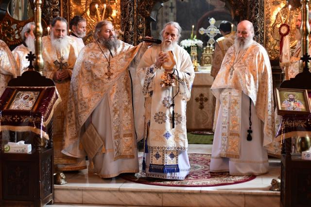 Două Sfinte Liturghii în aceeași incintă, la Mănăstirea „Sfântul Ioan cel Nou de la Suceava”