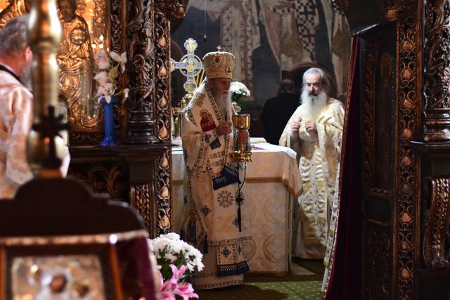 Două Sfinte Liturghii în aceeași incintă, la Mănăstirea „Sfântul Ioan cel Nou de la Suceava”