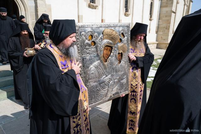 Obștea Mănăstirii Putna în procesiune: „Plecăm genunchii și fruntea cerând de la Bunul Dumnezeu milă și îndurare”