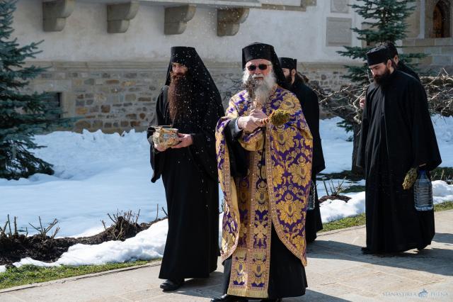 Obștea Mănăstirii Putna în procesiune: „Plecăm genunchii și fruntea cerând de la Bunul Dumnezeu milă și îndurare”