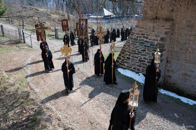 Obștea Mănăstirii Putna în procesiune: „Plecăm genunchii și fruntea cerând de la Bunul Dumnezeu milă și îndurare”
