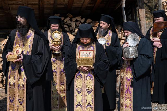 Obștea Mănăstirii Putna în procesiune: „Plecăm genunchii și fruntea cerând de la Bunul Dumnezeu milă și îndurare”