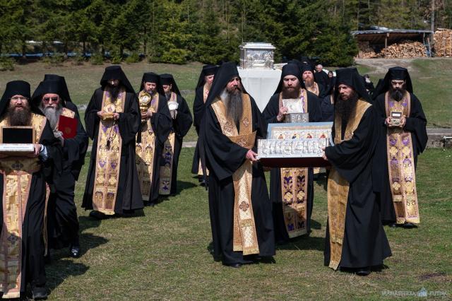 Obștea Mănăstirii Putna în procesiune: „Plecăm genunchii și fruntea cerând de la Bunul Dumnezeu milă și îndurare”