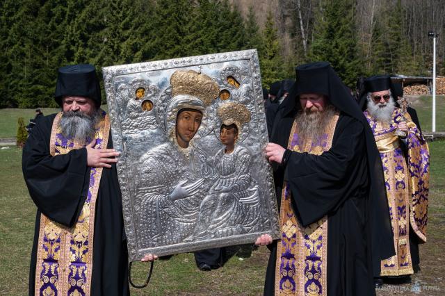 Obștea Mănăstirii Putna în procesiune: „Plecăm genunchii și fruntea cerând de la Bunul Dumnezeu milă și îndurare”