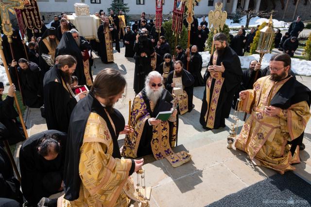 Obștea Mănăstirii Putna în procesiune: „Plecăm genunchii și fruntea cerând de la Bunul Dumnezeu milă și îndurare”