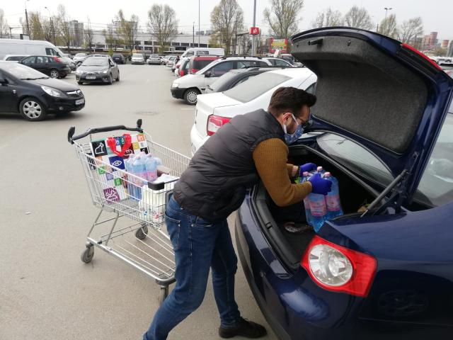 12 persoane vârstnice aflate în autoizolare, ajutate de voluntarii Colegiului „Sfântul Nicolae” din Iași