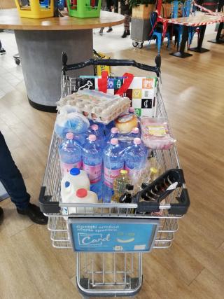 12 persoane vârstnice aflate în autoizolare, ajutate de voluntarii Colegiului „Sfântul Nicolae” din Iași