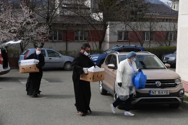 Porții de mâncare pentru personalul secției de Boli Infecțioase din Piatra Neamț