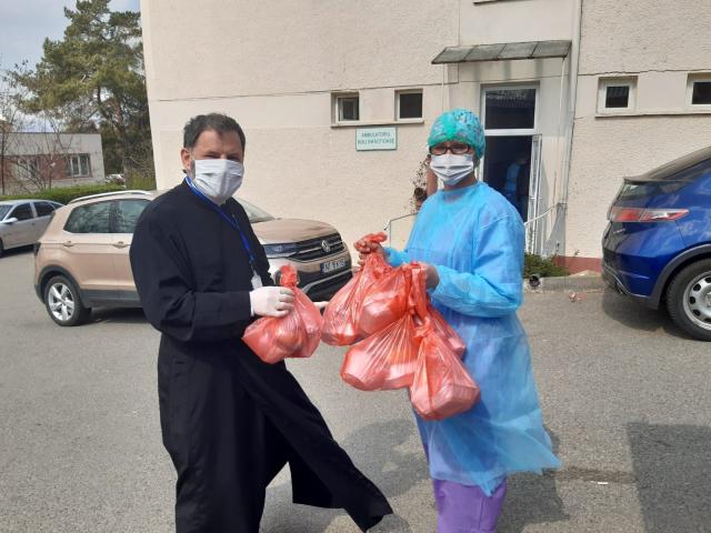 Parohiile din Protopopiatul Piatra Neamț, alături de familiile izolate, defavorizate și de medicii nemțeni