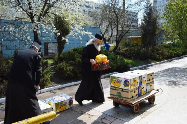 Episcopia de Bălți a donat fructe și alți 20.000 de lei moldovenești pentru două spitale basarabene
