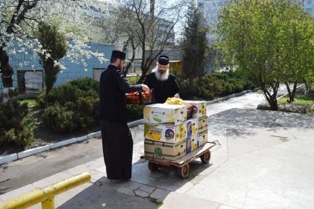 Episcopia de Bălți a donat fructe și alți 20.000 de lei moldovenești pentru două spitale basarabene