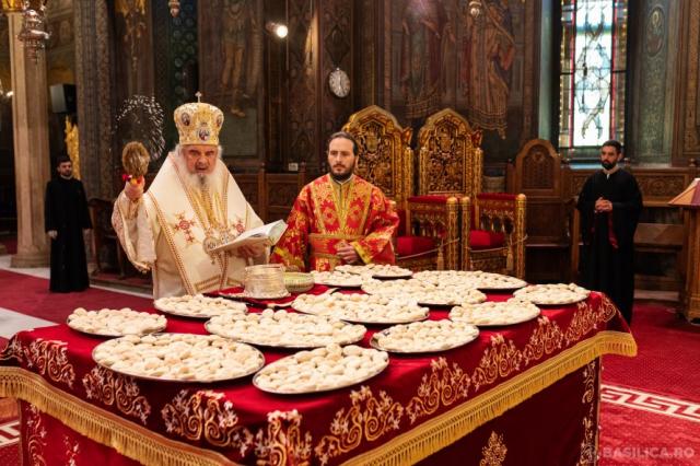PF Părinte Daniel binecuvintează pâinea numită „Paști”. Foto credit: Basilica.ro / Raluca Ene