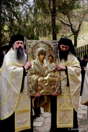 Procesiune cu Icoana Maicii Domnului de la Mănăstirea Sihăstria pentru izbăvirea de boală și secetă
