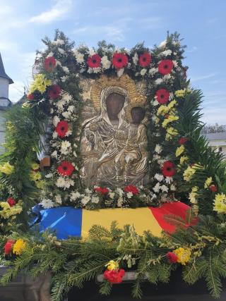 Procesiune cu icoane făcătoare de minuni, la Roman și la Bacău