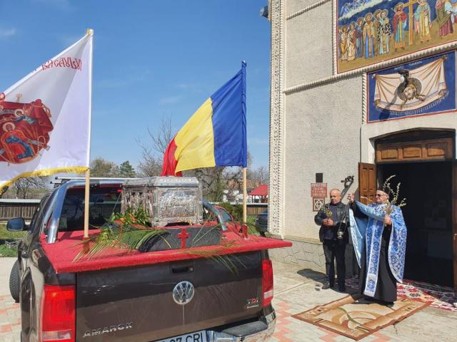 Procesiune cu icoane făcătoare de minuni, la Roman și la Bacău