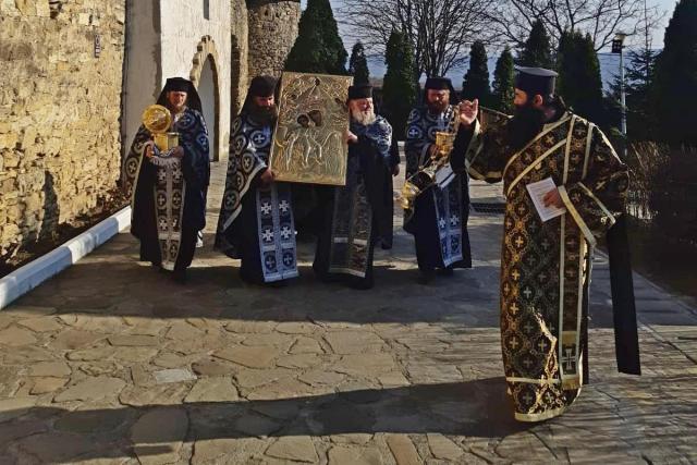 Procesiune cu icoana făcătoare de minuni a Maicii Domnului de la Mănăstirea Hadâmbu