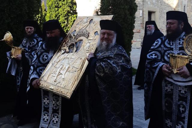 Procesiune cu icoana făcătoare de minuni a Maicii Domnului de la Mănăstirea Hadâmbu