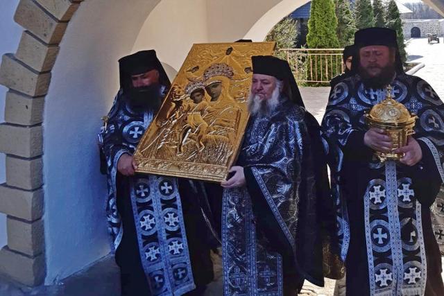 Procesiune cu icoana făcătoare de minuni a Maicii Domnului de la Mănăstirea Hadâmbu