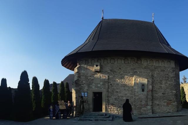 Procesiune cu icoana făcătoare de minuni a Maicii Domnului de la Mănăstirea Hadâmbu