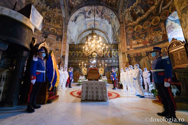 (Foto) Slujba de înmormântare a Înaltpreasfințitului Părinte Pimen