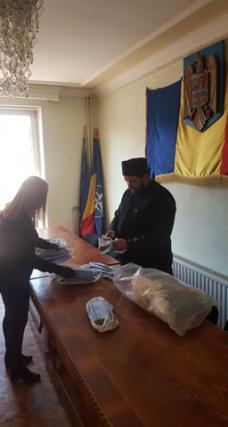Parohia botoșăneană Chișcăreni a donat tablete, materiale sanitare și alimente