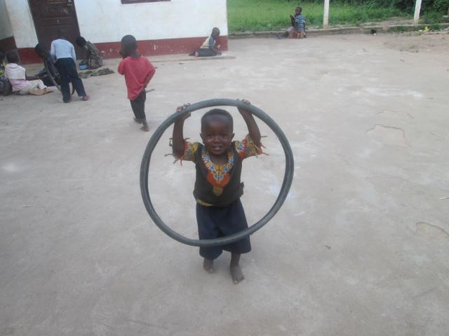 Copiii fără jucării. Sau cum arată copilăria în Tanzania