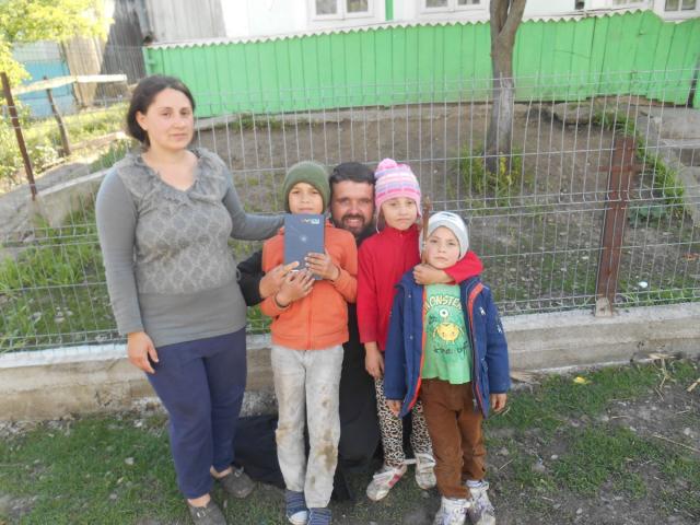 Parohia botoșăneană Chișcăreni a donat tablete, materiale sanitare și alimente