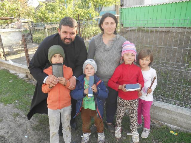 Parohia botoșăneană Chișcăreni a donat tablete, materiale sanitare și alimente