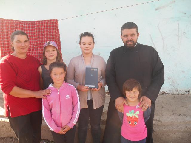 Parohia botoșăneană Chișcăreni a donat tablete, materiale sanitare și alimente