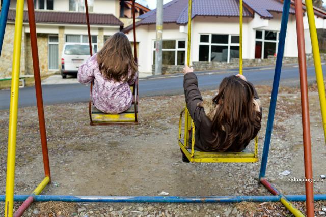 (Video) Am două fete care se ceartă mai tot timpul. Ce pot să fac ca să le împac?