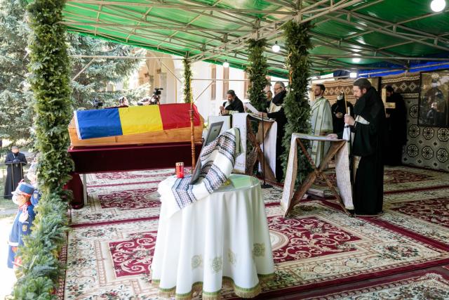 Ierarh înmormântat în vremea pandemiei. Cronică de la fața locului
