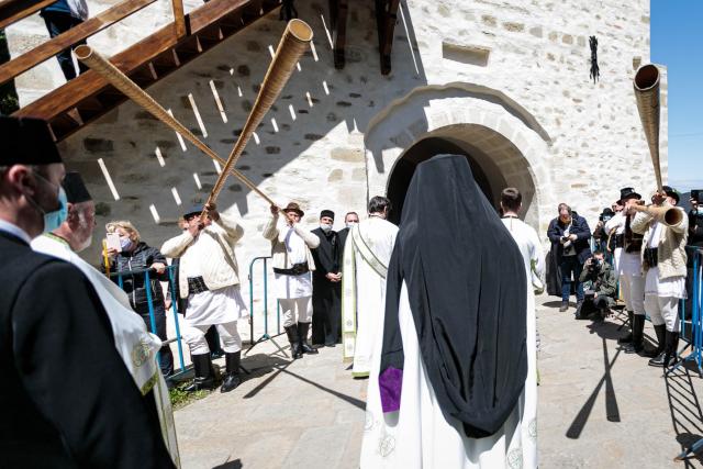 Ierarh înmormântat în vremea pandemiei. Cronică de la fața locului