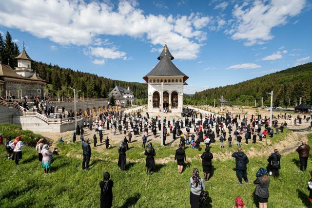 Ierarh înmormântat în vremea pandemiei. Cronică de la fața locului