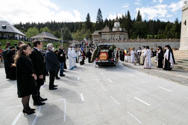 Ierarh înmormântat în vremea pandemiei. Cronică de la fața locului