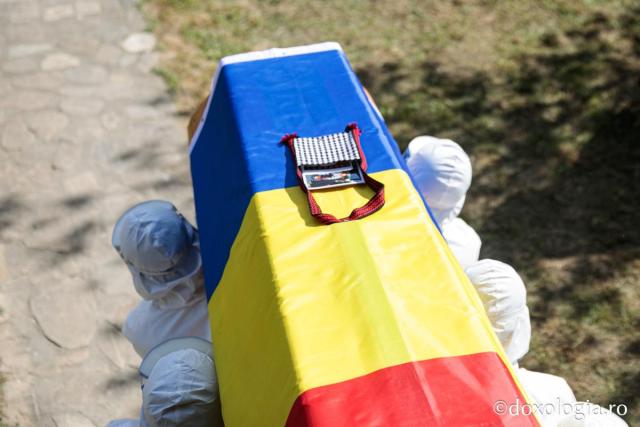 Jertfă pentru ierarhul lor: cine sunt bărbații îmbrăcați în combinezoane care l-au purtat pe IPS Părinte Pimen?