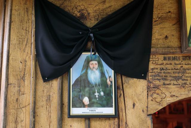 Ierarh înmormântat în vremea pandemiei. Cronică de la fața locului
